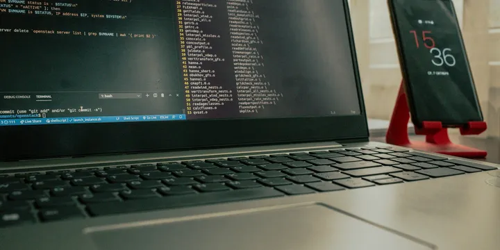 Laptop con codice: rischio sicurezza in automazioni AI